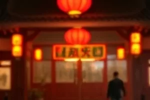 《旧信》封面，木匣里码放整齐的泛黄信封