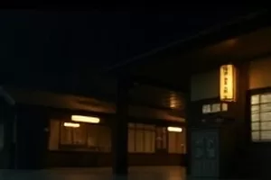 《暖冬》封面，窗玻璃上的雾气与两只捧着的茶杯