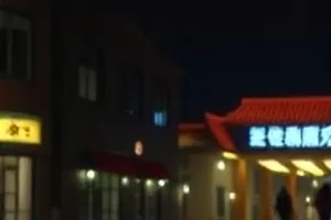《长巷人家》封面，长巷尽头晾衣绳与斑驳砖墙
